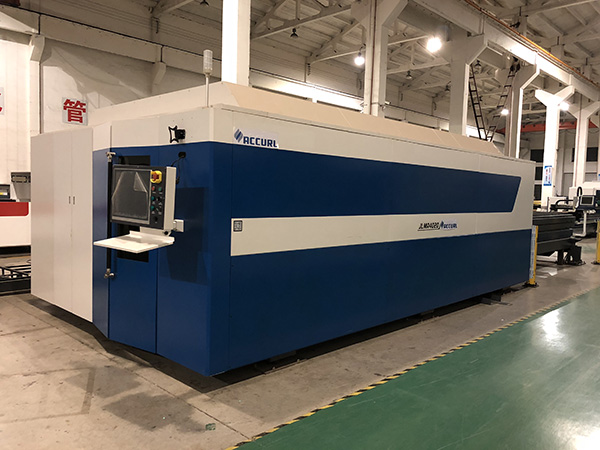 పూర్తి మూసిన ప్యాలెట్ చాంగర్ ఫైబర్ లేజర్ పైప్ మరియు షీట్ మెటల్ కట్టింగ్ మెషిన్